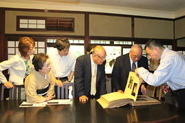 熊谷守一書の扁額『直哉居』の受納式