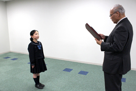 奈良学園栄誉賞をP1生の細川季果さんに贈りました