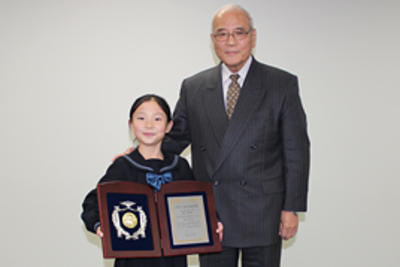 奈良学園栄誉賞をP1生の細川季果さんに贈りました