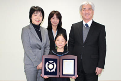 奈良学園栄誉賞をP1生の細川季果さんに贈りました