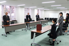 奈良学園栄誉賞をP1生の細川季果さんに贈りました