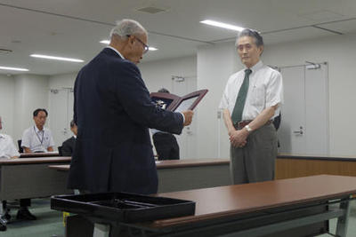 藤原昇奈良学園大学名誉教授に学校法人奈良学園栄誉賞を授与しました