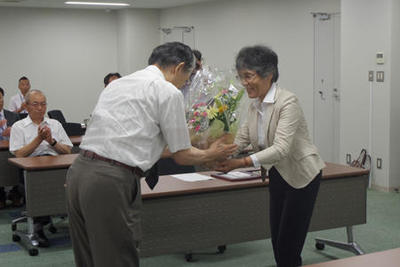 藤原昇奈良学園大学名誉教授に学校法人奈良学園栄誉賞を授与しました
