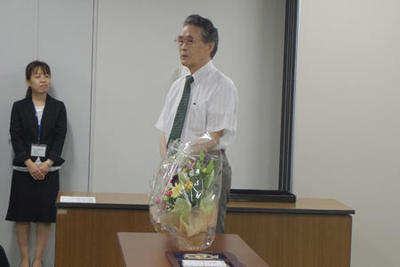 藤原昇奈良学園大学名誉教授に学校法人奈良学園栄誉賞を授与しました