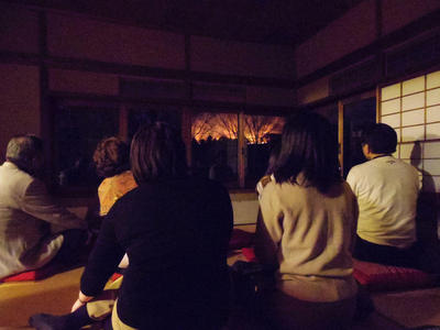 若草山の山焼き鑑賞会を開催