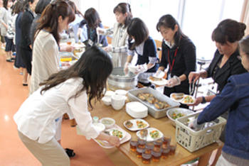 【中学校】 保護者対象の給食試食会を開きました 