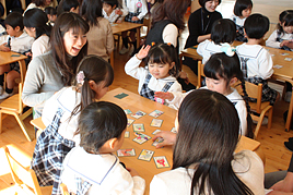 親子でカルタ大会を楽しみました
