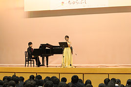 歌と朗読による人権講演会を開きました