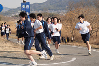 中学生・高校生が木津川マラソンに挑戦しました