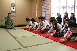 礼法での学びを保護者の皆様に見ていただきました