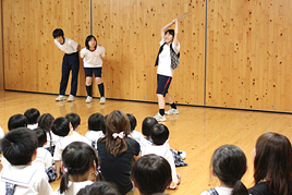 【幼稚園】中・高演劇部による劇を鑑賞しました