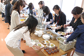 【中学校】 保護者対象の給食試食会を開きました 