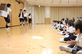 【幼稚園】中・高演劇部による劇を鑑賞しました