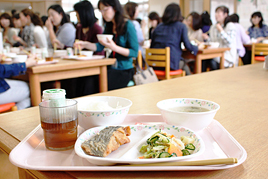【中学校】 保護者対象の給食試食会を開きました 