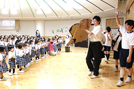 【幼稚園】中・高演劇部による劇を鑑賞しました