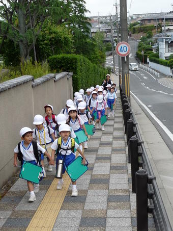 【小学校】小学1年生（P1）春の遠足に行きました