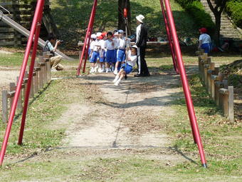 【小学校】小学1年生（P1）春の遠足に行きました