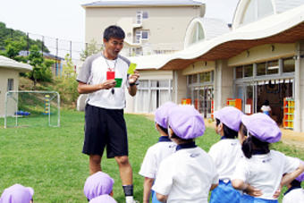【幼稚園】「体育の先生と遊ぼう」を行いました。