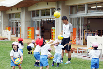 【幼稚園】「体育の先生と遊ぼう」を行いました。