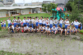 【小学校】小学校4年生(P4)が田植えをしました