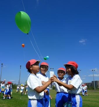 【小学校】小学２年(P2)が風船飛ばしをしました