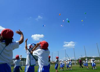 【小学校】小学２年(P2)が風船飛ばしをしました