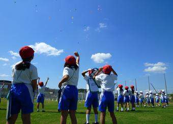 【小学校】小学２年(P2)が風船飛ばしをしました