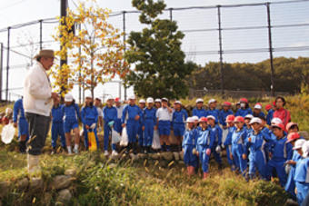 【小学校】小学4年生が学園内にある棚田の稲刈りを行いました