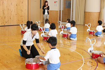 【幼稚園】運動会に向けてマーチングの練習をしました