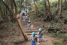 【幼稚園】年長組が園外保育に出かけました