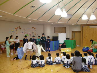【幼稚園】【小学校】小学校5年生（M1）が幼稚園の預かり保育の園児に読み聞かせ劇をしました