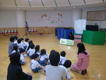 【幼稚園】【小学校】小学校5年生（M1）が幼稚園の預かり保育の園児に読み聞かせ劇をしました