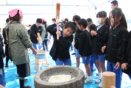 【小学校】もちつき会を行いました