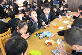 【小学校】もちつき会を行いました