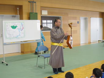 【小学校】小学2年（P2）生がモンゴル文化を学びました
