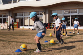 【幼稚園】「体育の先生と遊ぼう」を行いました