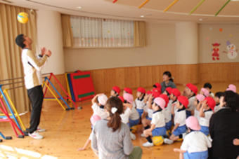 【幼稚園】「体育の先生と遊ぼう」を行いました
