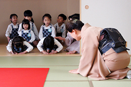 【幼稚園】礼法で学んだ成果を保護者の皆さまに披露しました