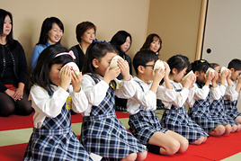 【幼稚園】礼法で学んだ成果を保護者の皆さまに披露しました