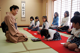 【幼稚園】礼法で学んだ成果を保護者の皆さまに披露しました