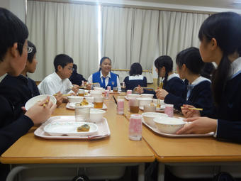 【中学校】インドネシアの中学生訪問団が来校しました