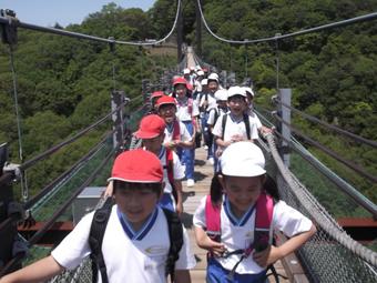 【小学校】小学校３年生が春の遠足に行きました