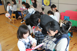 【幼稚園】「母の日参観」を行いました。