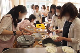 【小学校】給食試食会を行いました