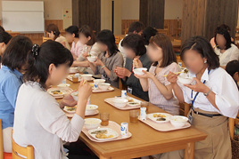 【小学校】給食試食会を行いました