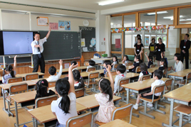 【小学校】夏の体験授業を行いました