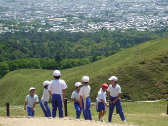 【小学校】小学４年生が春の遠足に行きました