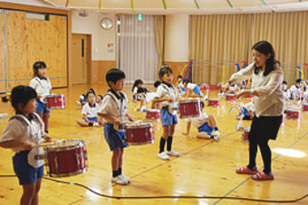 幼稚園 年長の子どもたちがマーチングの練習を行いました ニュース トピックス 奈良学園幼稚園