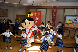 【幼稚園】「ニッポンの美味しいをつな号」がやって来ました！