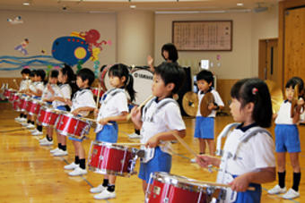 【幼稚園】年長の子どもたちがマーチングの練習を行いました